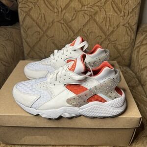 Women's multicolor 2021 Nike Huaraches, great condition, size 8.5